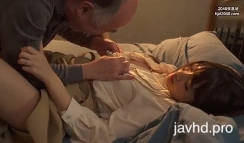 Gã chồng đi vắng bà xã bị lão già nhà sát bên hiếp suzu harumiya